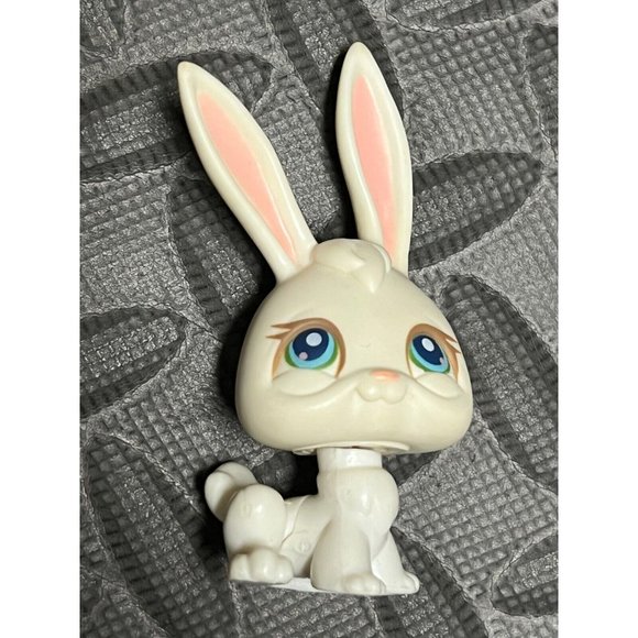 Littlest Pet Shop LPS #3 White bunny rabbit 2004 Long Ears Eyelashes Magnet 3‎ - Picture 6 of 6